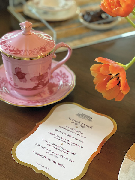 How to use menu cards on your table