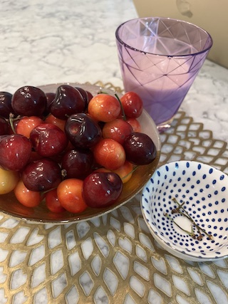 correct way to eat cherries